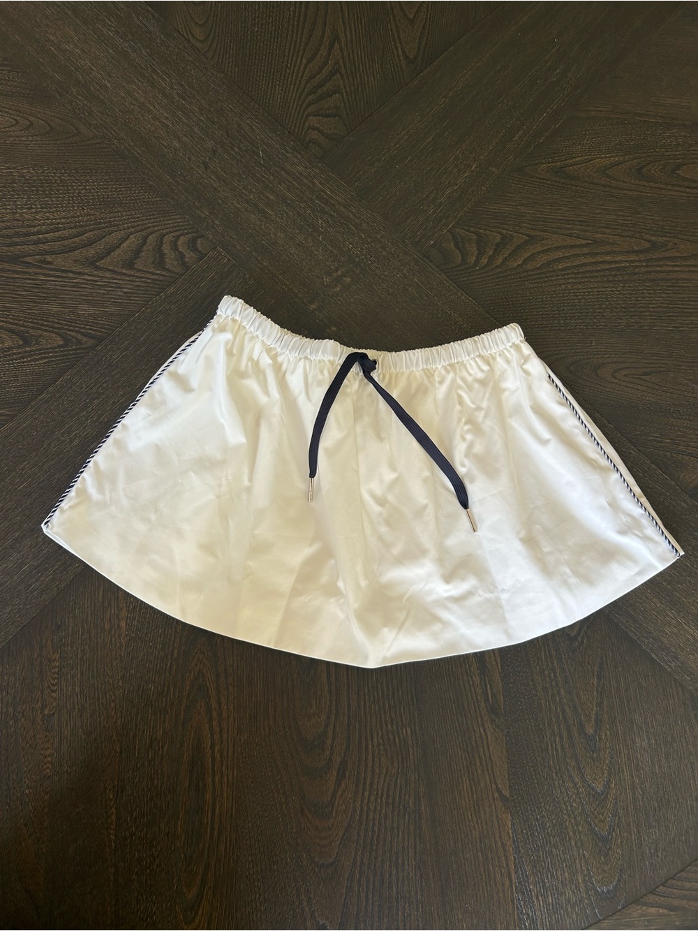 Cider White Athletic Mini Skirt with Black Piping Detail Size Small